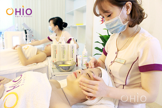 Massage da với vitamin C, E lên da giúp dưỡng chất thẩm thấu sâu vào trong da, nuôi dưỡng da khỏe từ sâu bên trong. Giữ mãi nét thanh xuân bằng vitamin và serum