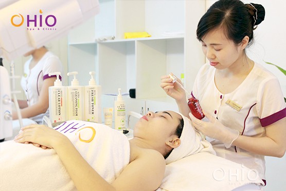 Sản phẩm được sử dụng là những sản phẩm hoàn toàn thiên nhiên, làm đẹp an toàn và hiệu quả Trẻ hóa da vùng mắt bằng Oxy tinh khiết và collagen sinh học