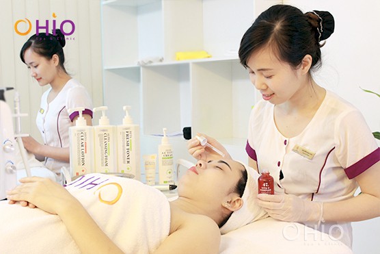 Thoa serum vitamin C và dùng máy hỗ trợ giúp đưa dưỡng chất thẩm thấu sâu vào trong da Làm trắng da toàn diện bằng công nghệ 3C
