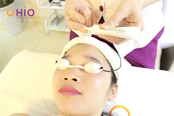 Bôi kem chống nắng và kết thúc liệu trình Làm trắng da toàn diện bằng công nghệ 3C