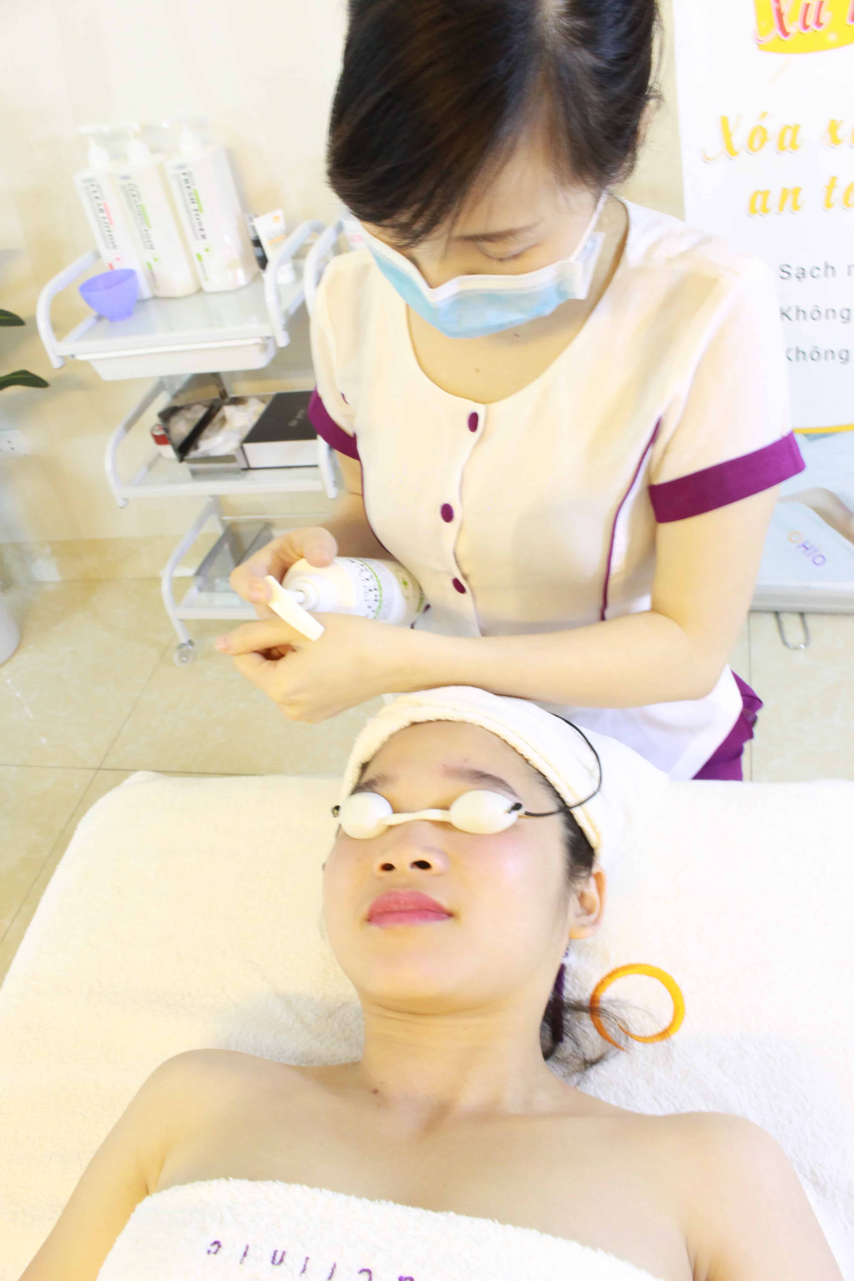 Dùng nước hoa hồng se khít lỗ chân lông, cân bằng độ PH cho da Làm trắng, trẻ hóa da bằng mặt nạ sáng hồng