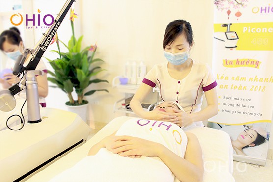 Xoa miết, bấm huyệt giúp khách hàng thư giãn và giảm nếp nhăn vùng mắt Trị thâm quầng mắt bằng Parafin