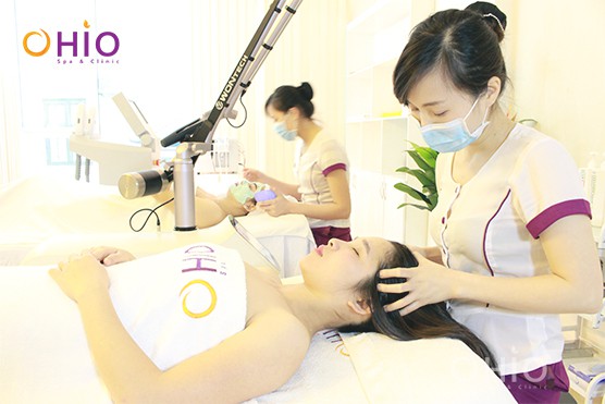 Thoa nước hoa hồng, kem dưỡng và kết thúc liệu trình Giữ mãi nét thanh xuân bằng vitamin và serum