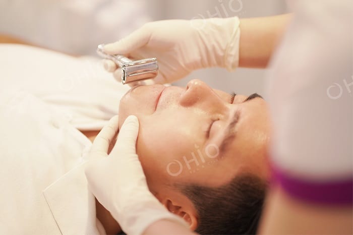 Triệt râu - bí quyết để luôn bảnh bao của diễn viên Mạnh Quân