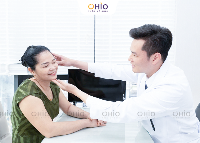 Bác sĩ Thẩm mỹ Ohio - Trịnh Trung Thực "Làm đẹp từ tâm nâng tầm nhan sắc phụ nữ Việt là lý tưởng, sứ mệnh tôi luôn bền bỉ theo đuổi" - Phòng khám da liễu OHIO Bác sĩ Trịnh Trung Thực thực hiện thăm khám cho khách hàng luôn tận tâm và chu đáo