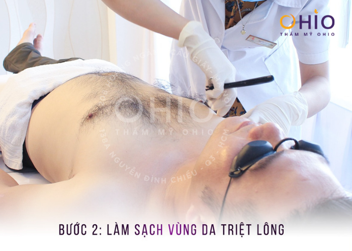Rắc rối mùi dưới cánh tay - Xua ngay với triệt lông Aqua Max - Phòng khám da liễu OHIO Thực hiện làm sạch vùng da để chuẩn bị triệt lông.
