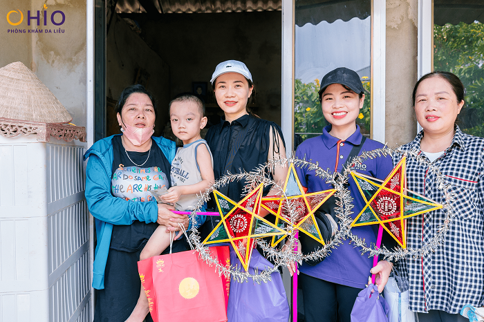 Hành Trình Thiện Nguyện: 'Trung Thu Trong Lòng Bão' - Gieo Yêu Thương Giữa Gian Khó - Phòng khám da liễu OHIO Mang Trung Thu trao tận tay các con