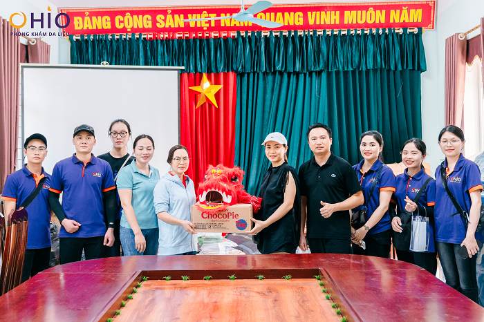 Hành Trình Thiện Nguyện: 'Trung Thu Trong Lòng Bão' - Gieo Yêu Thương Giữa Gian Khó - Phòng khám da liễu OHIO Những phần quà nhỏ bé của OHIO gửi tặng cho các em bé trường mầm non Hạ Hòa