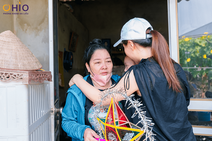 Hành Trình Thiện Nguyện: 'Trung Thu Trong Lòng Bão' - Gieo Yêu Thương Giữa Gian Khó - Phòng khám da liễu OHIO Đồng cảm với những hoàn cảnh ở xã Hiền lương, Hạ Hòa, Phú Thọ