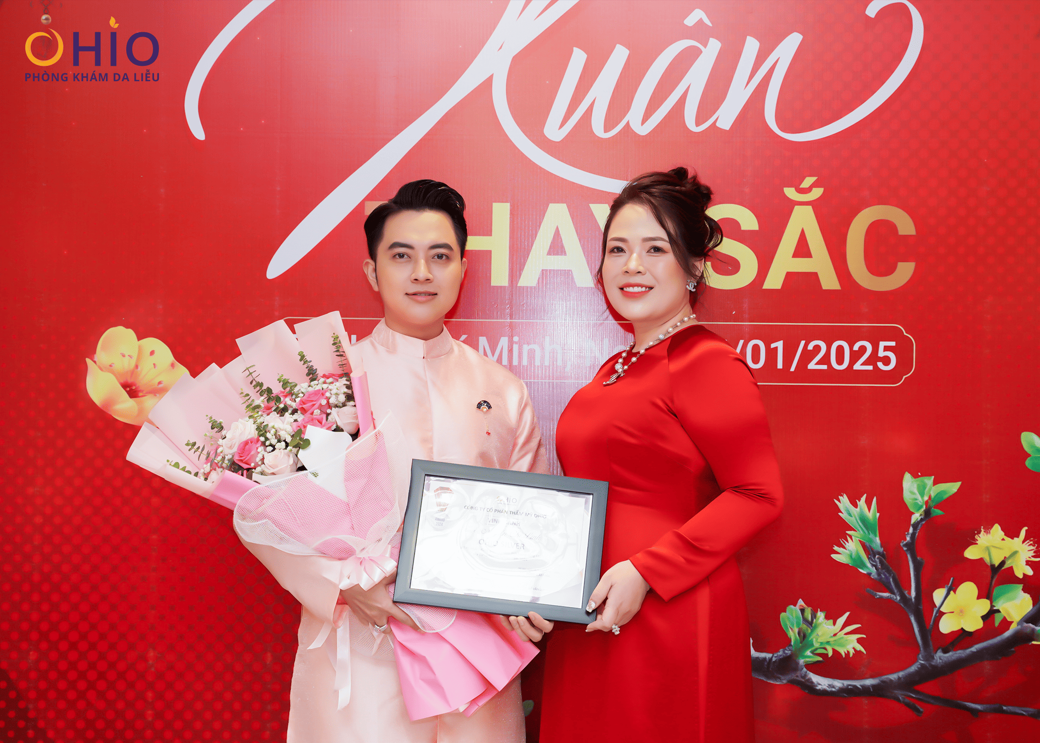<i><span style="font-weight: 400;">    Nhân viên cơ sở Sài Gòn nhận giải thưởng</span></i>