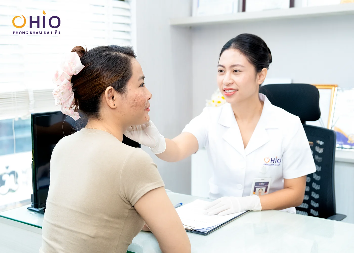 Hành Trình Lấy Lại Sự Tự Tin Của Chị Thu Huyền Chỉ Sau Một Liệu Trình Trị Sẹo Tại OHIO - Phòng khám da liễu OHIO Thăm khám và soi da tại phòng khám OHIO
