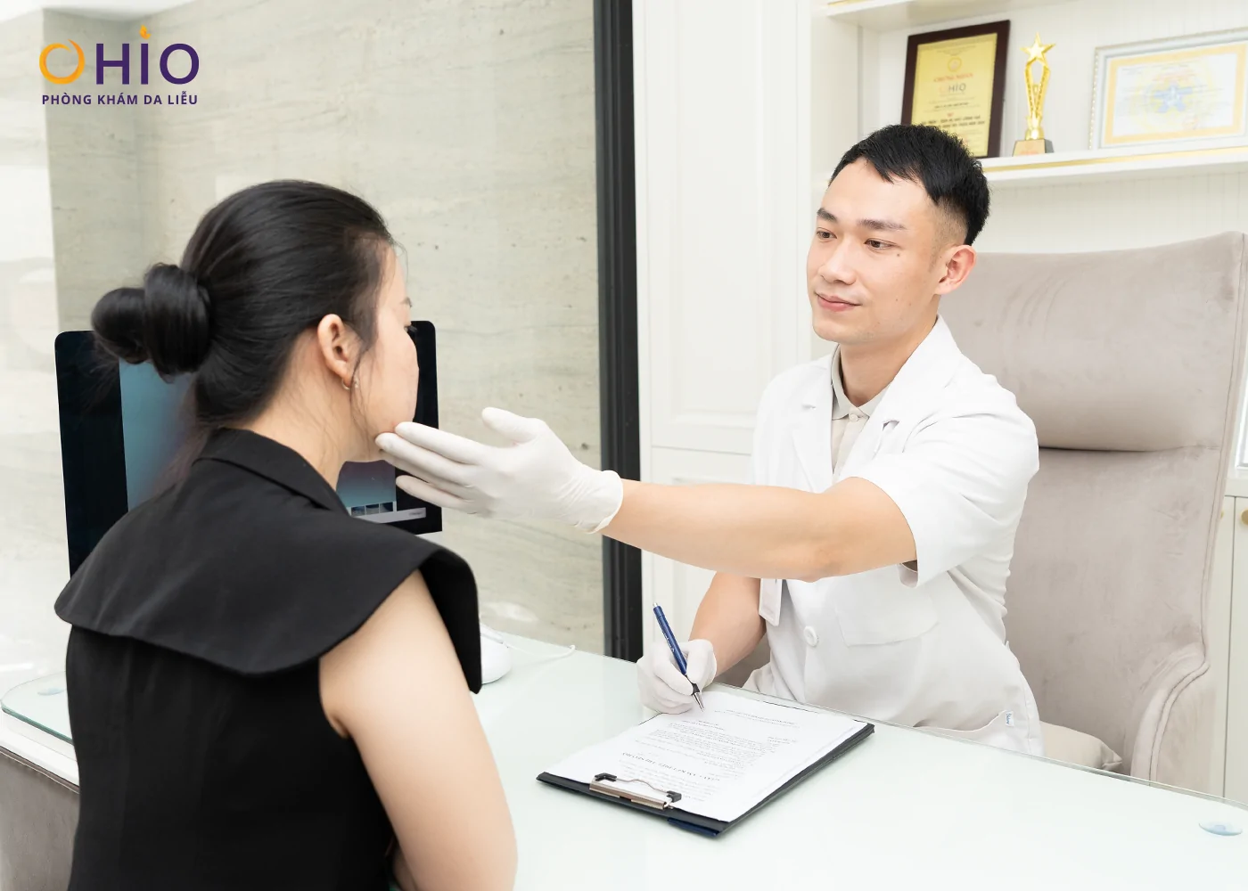 Sẹo Rỗ Lâu Năm Có Thể Cải Thiện Hiệu Quả? Bác Sĩ Nguyễn Thế Anh Phân Tích Dưới Góc Độ Da Liễu - Phòng khám da liễu OHIO Sẹo Rỗ Lâu Năm Có Thể Cải Thiện Hiệu Quả? Bác Sĩ Nguyễn Thế Anh Phân Tích Dưới Góc Độ Da Liễu