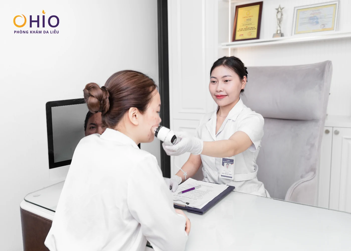 Hành Trình Thay Đổi Của Nữ Luật Sư 30 Tuổi - “Tôi Từng Né Nhìn Thẳng Vào Khách Hàng Chỉ Vì Sẹo Rỗ” - Phòng khám da liễu OHIO Hành Trình Thay Đổi Của Nữ Luật Sư 30 Tuổi - “Tôi Từng Né Nhìn Thẳng Vào Khách Hàng Chỉ Vì Sẹo Rỗ”